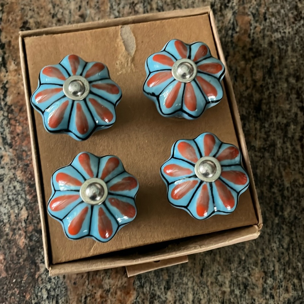 Drawer / Cabinet Pulls/ Knobs NWT